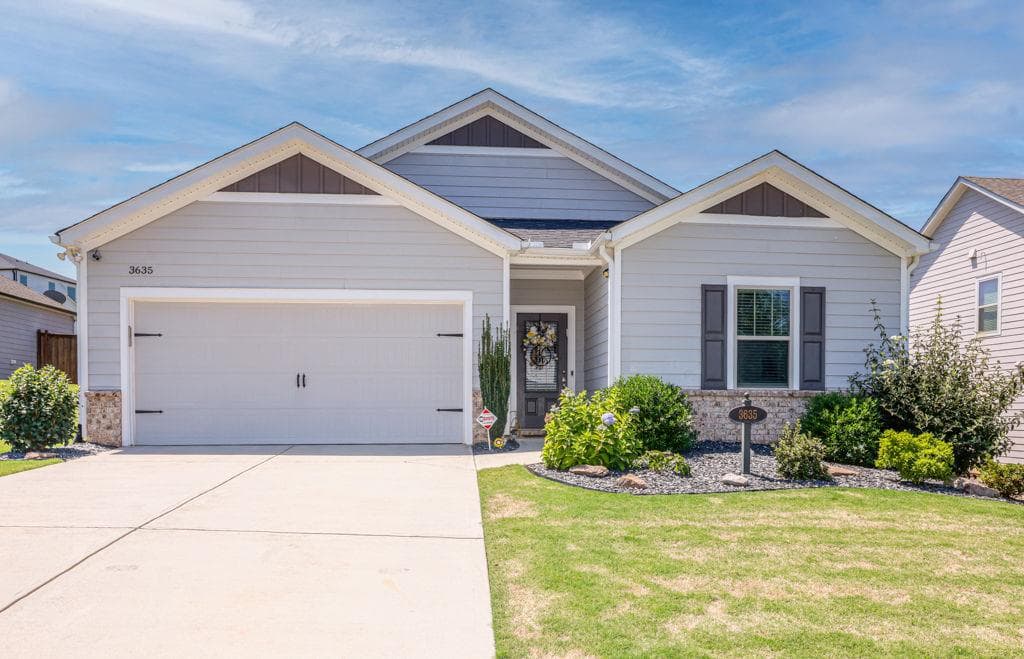 3 bedroom, 2 bathroom, 2,001 sq ft single family residence for sale at 3635 Summerpoint Crossing, Cumming, GA 30028 — photo 1 of 31