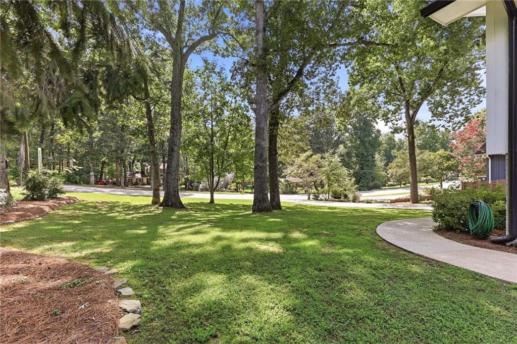 4 bedroom, 3 bathroom, 2,166 sq ft single family residence under contract at 670 Robinhood Trail, Gainesville, GA 30501 — photo 9