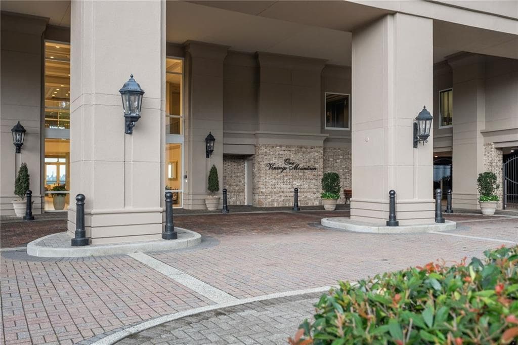 2 bedroom, 3 bathroom, 2,281 sq ft condominium for sale at 2950 Mount Wilkinson Parkway 1003, Atlanta, GA 30339 — photo 2