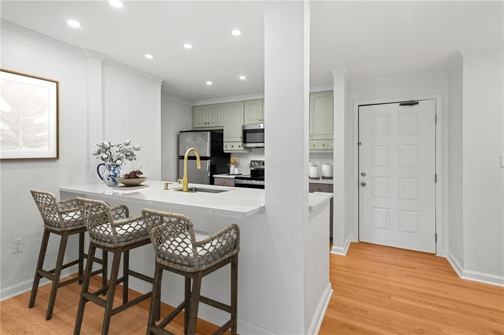 2 bedroom, 2 bathroom, 981 sq ft condominium for sale at 3655 Habersham Road B236, Atlanta, GA 30305 — photo 3