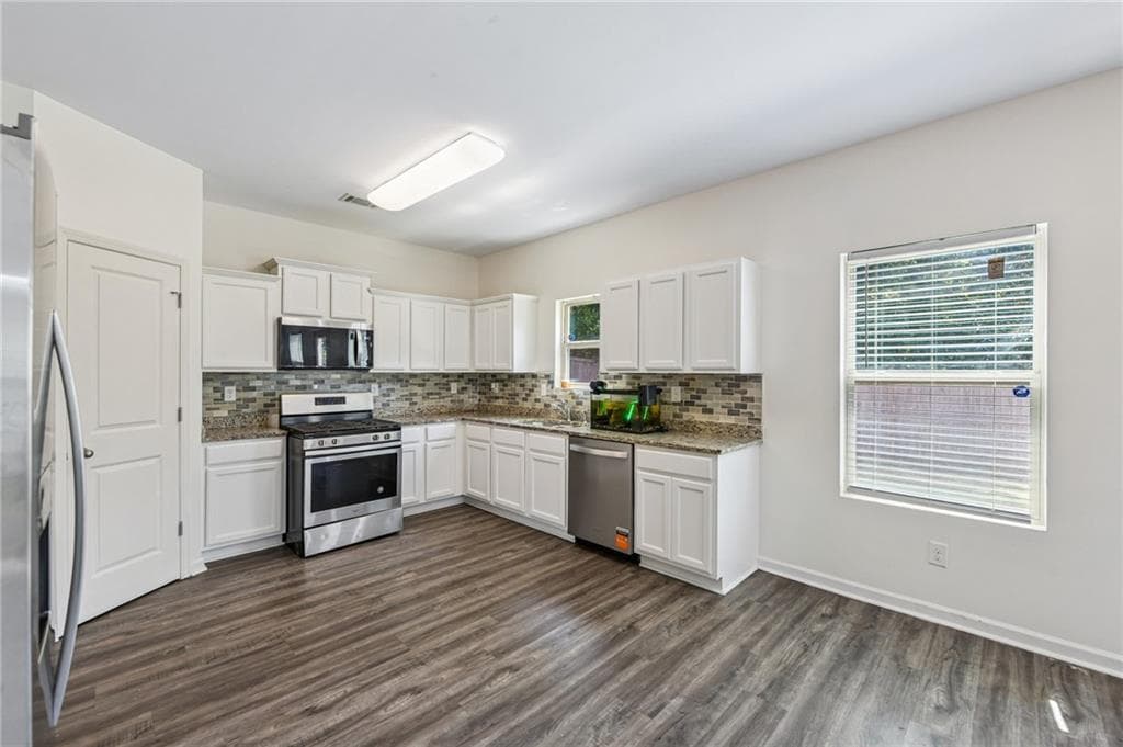 4 bedroom, 3 bathroom, 2,284 sq ft single family residence for sale at 2297 Clapton Court, Jonesboro, GA 30236 — photo 2