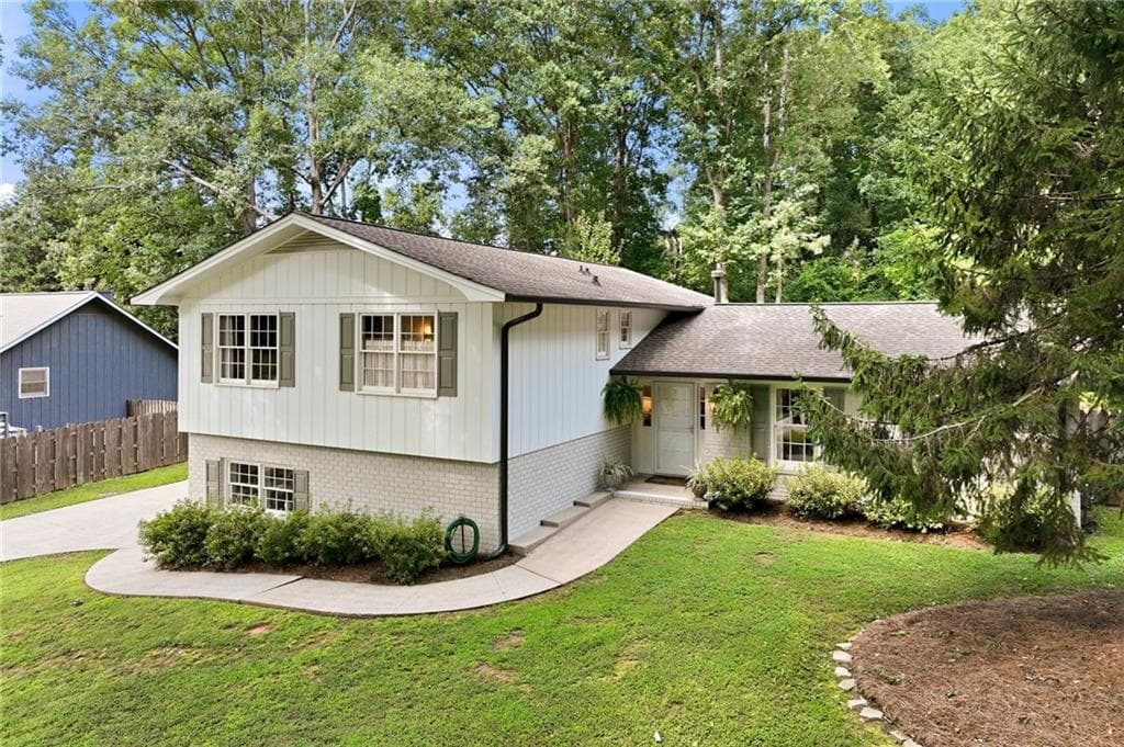 4 bedroom, 3 bathroom, 2,166 sq ft single family residence under contract at 670 Robinhood Trail, Gainesville, GA 30501