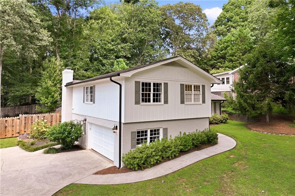 4 bedroom, 3 bathroom, 2,166 sq ft single family residence under contract at 670 Robinhood Trail, Gainesville, GA 30501 — photo 3