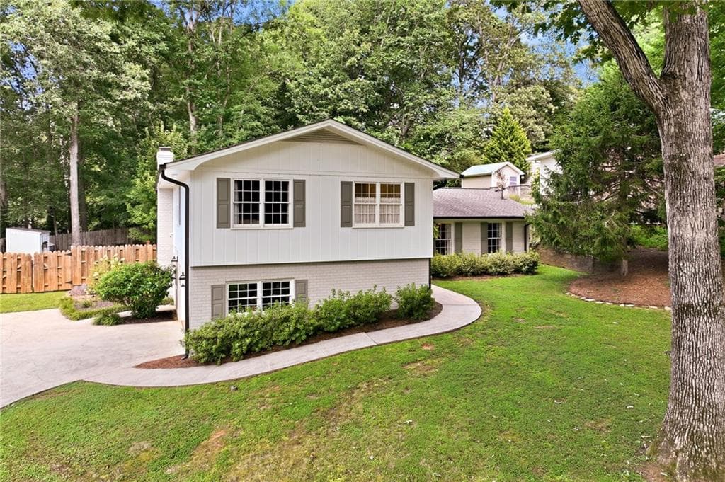 4 bedroom, 3 bathroom, 2,166 sq ft single family residence under contract at 670 Robinhood Trail, Gainesville, GA 30501 — photo 4