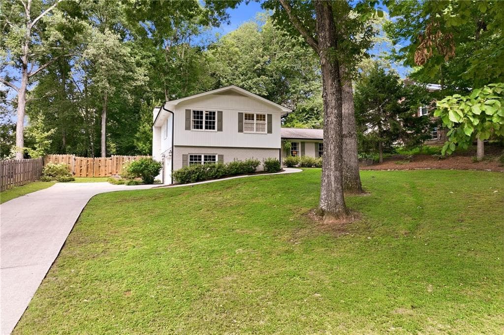 4 bedroom, 3 bathroom, 2,166 sq ft single family residence under contract at 670 Robinhood Trail, Gainesville, GA 30501 — photo 5