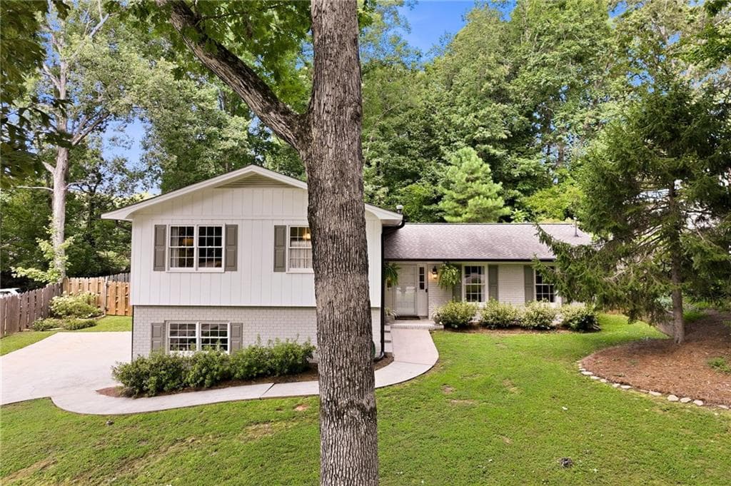4 bedroom, 3 bathroom, 2,166 sq ft single family residence under contract at 670 Robinhood Trail, Gainesville, GA 30501 — photo 6