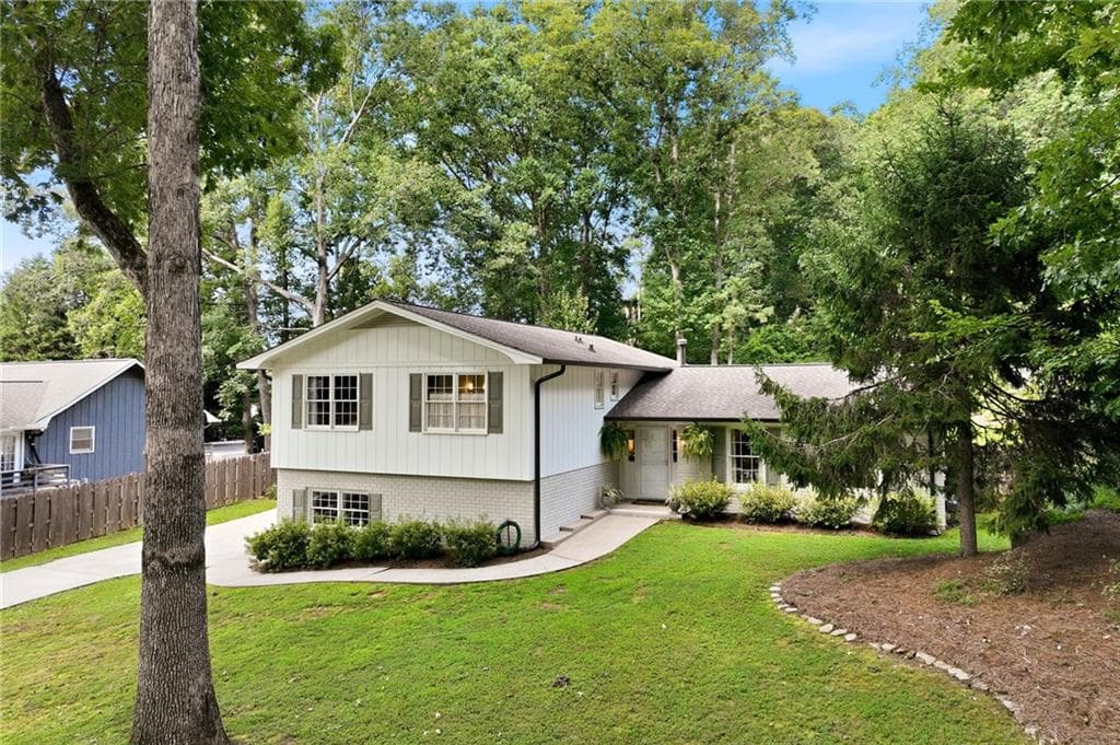 4 bedroom, 3 bathroom, 2,166 sq ft single family residence under contract at 670 Robinhood Trail, Gainesville, GA 30501 — photo 7