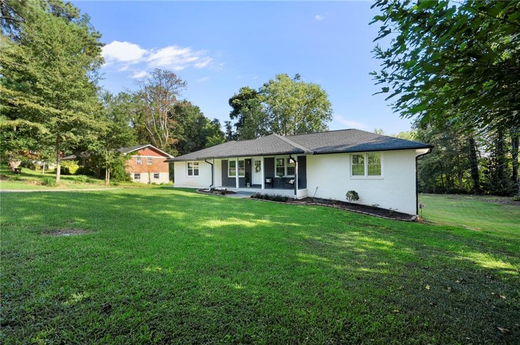 6 bedroom, 4 bathroom, 3,060 sq ft single family residence under contract at 6371 Impala Circle, Morrow, GA 30260 — photo 3