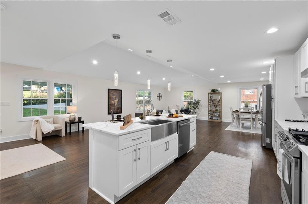 6 bedroom, 4 bathroom, 3,060 sq ft single family residence under contract at 6371 Impala Circle, Morrow, GA 30260 — photo 9
