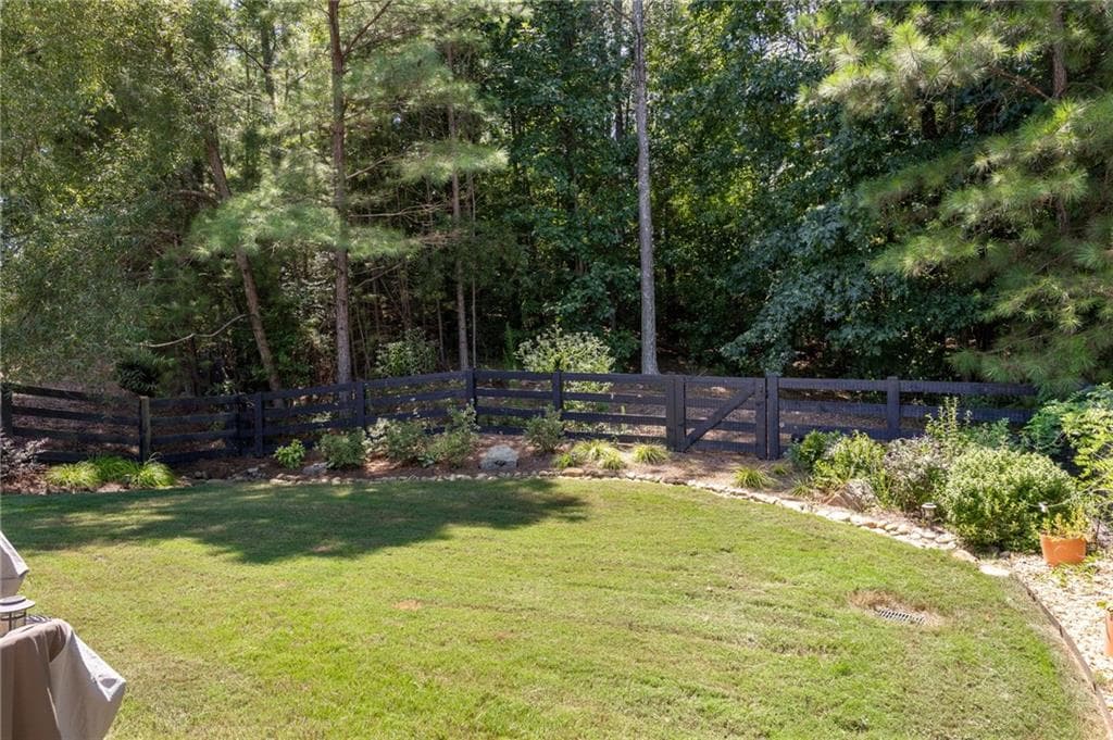 3 bedroom, 2 bathroom, 2,056 sq ft single family residence for sale at 429 Hawthorne Ridge Circle, Dallas, GA 30132 — photo 8