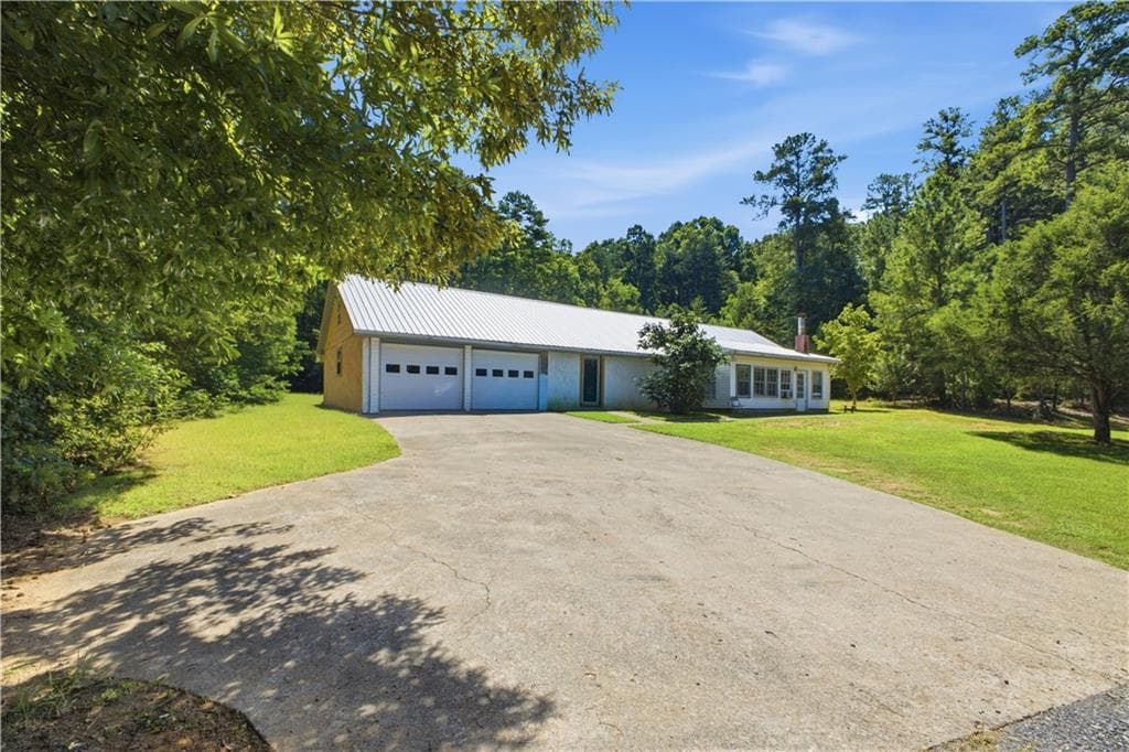 4 bedroom, 2 bathroom, 2,055 sq ft single family residence for sale at 4805 S Highway 27, Lindale, GA 30147 — photo 2