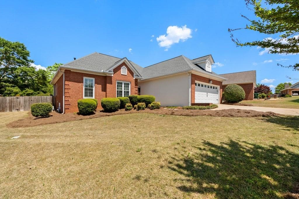3 bedroom, 2 bathroom, 1,799 sq ft single family residence under contract at 103 Emily Court, Carrollton, GA 30117 — photo 3
