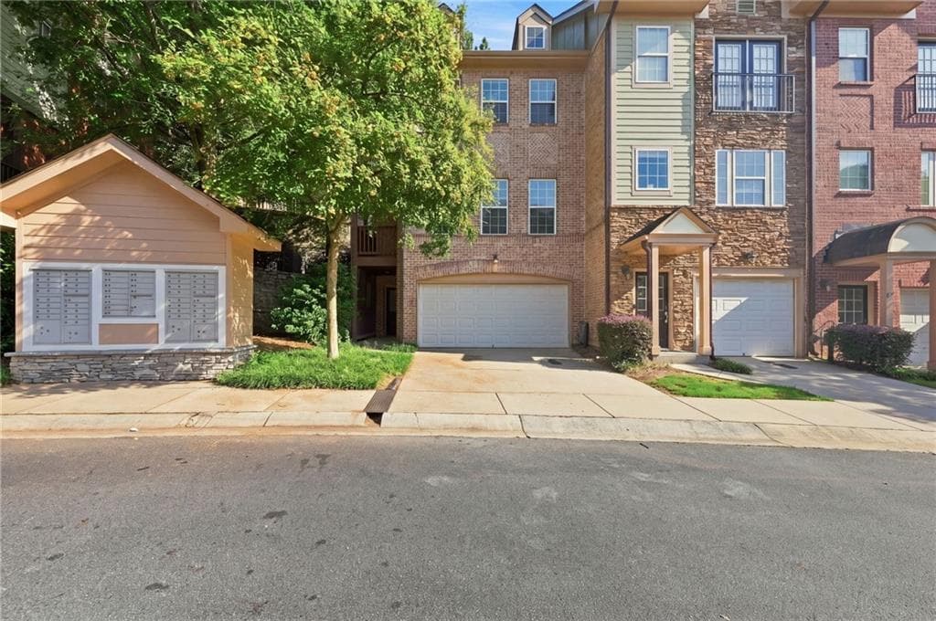 2 bedroom, 3 bathroom, 1,924 sq ft townhouse under contract at 1431 Ashford Creek Circle, Atlanta, GA 30319 — photo 2