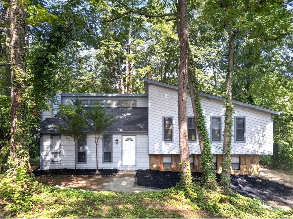 3 bedroom, 2 bathroom, 1,352 sq ft single family residence for sale at 9759 Greenside Way, Douglasville, GA 30135 — photo 1 of 18