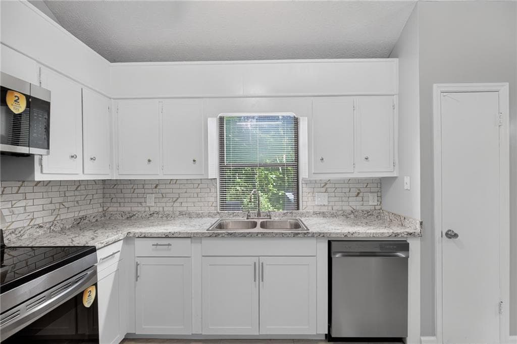 3 bedroom, 2 bathroom, 1,352 sq ft single family residence for sale at 9759 Greenside Way, Douglasville, GA 30135 — photo 9