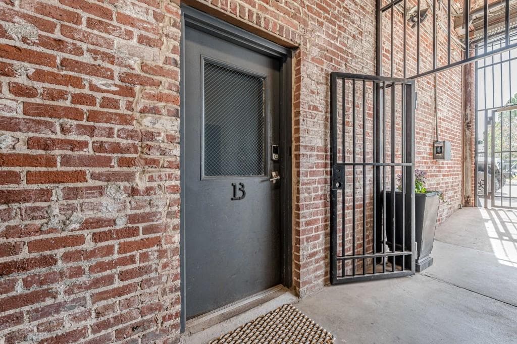2 bedroom, 2 bathroom, 1,349 sq ft condominium under contract at 320 Martin Luther King Jr Drive 13, Atlanta, GA 30312 — photo 2
