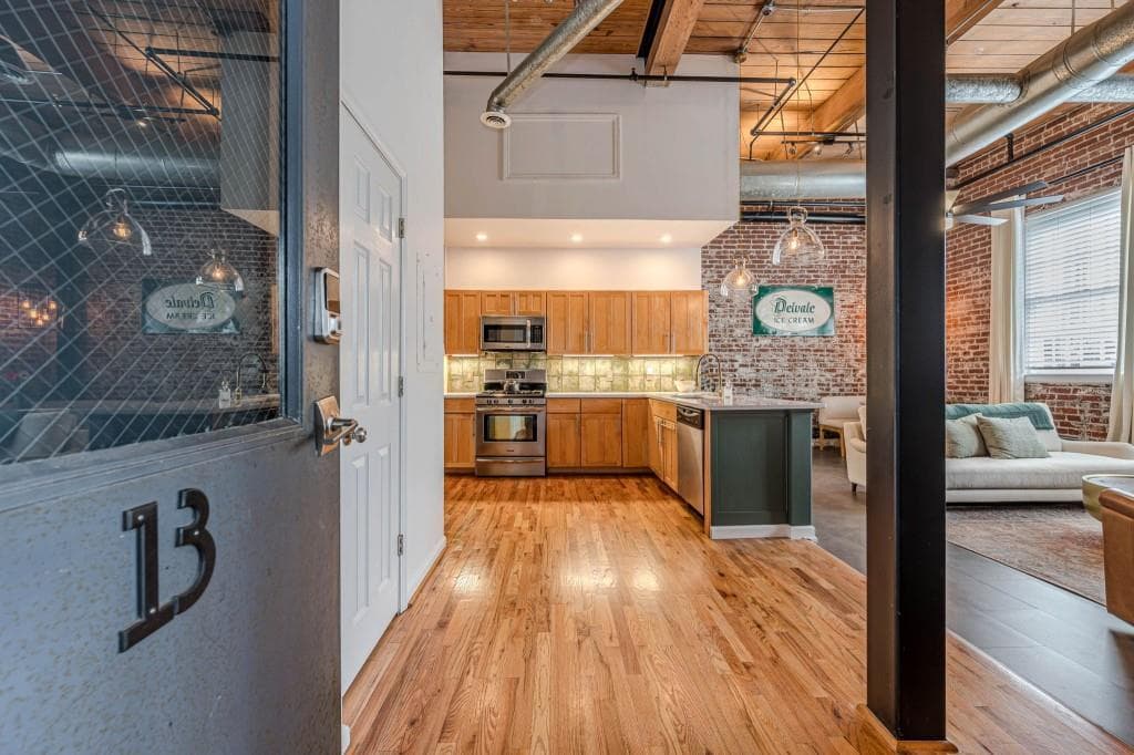 2 bedroom, 2 bathroom, 1,349 sq ft condominium under contract at 320 Martin Luther King Jr Drive 13, Atlanta, GA 30312 — photo 3