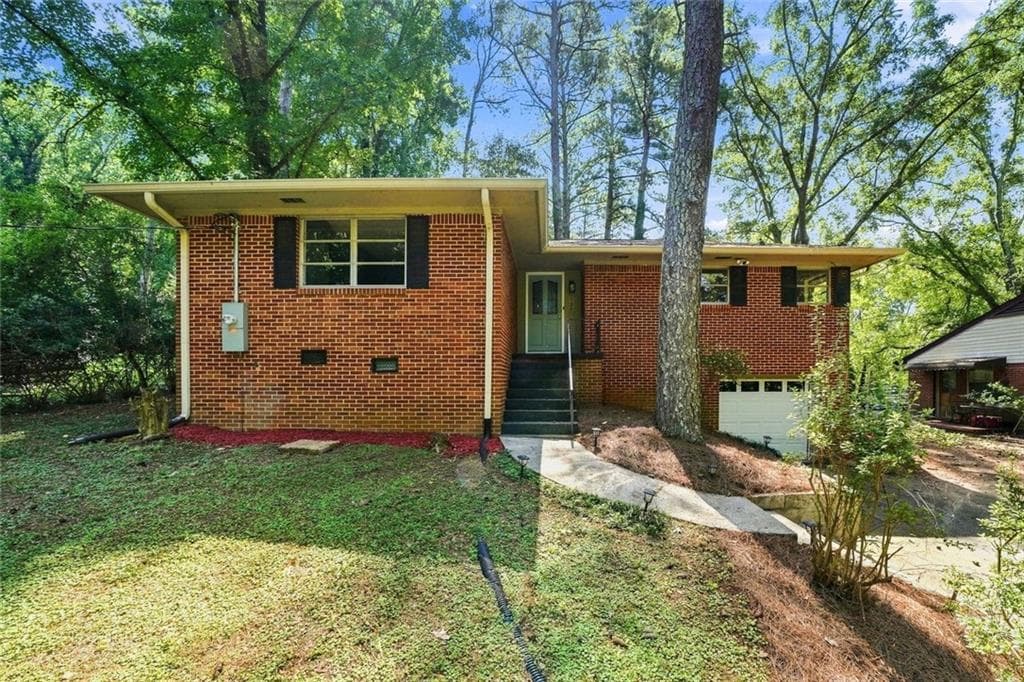 3 bedroom, 2 bathroom, 1,290 sq ft single family residence under contract at 128 Dickson Court, Marietta, GA 30066 — photo 2