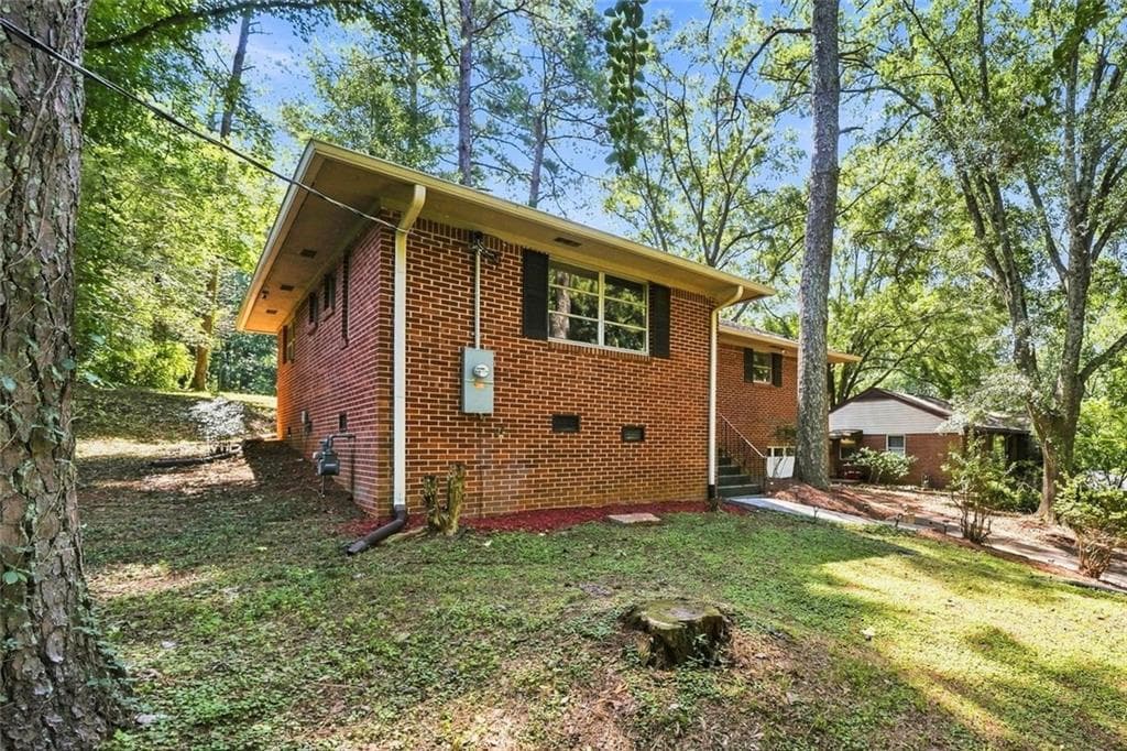 3 bedroom, 2 bathroom, 1,290 sq ft single family residence under contract at 128 Dickson Court, Marietta, GA 30066 — photo 3