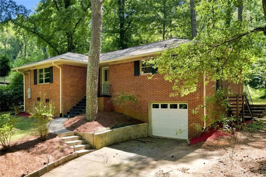 3 bedroom, 2 bathroom, 1,290 sq ft single family residence under contract at 128 Dickson Court, Marietta, GA 30066 — photo 4