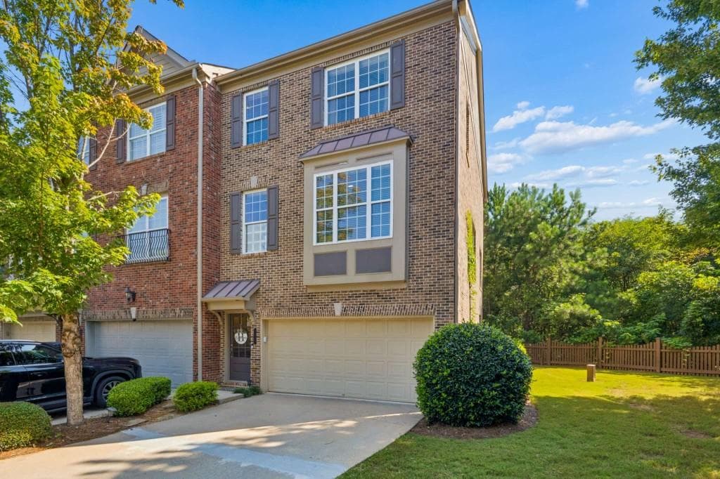 3 bedroom, 4 bathroom, 2,226 sq ft townhouse under contract at 3237 Greenwood Oak Drive, Peachtree Corners, GA 30092 — photo 2