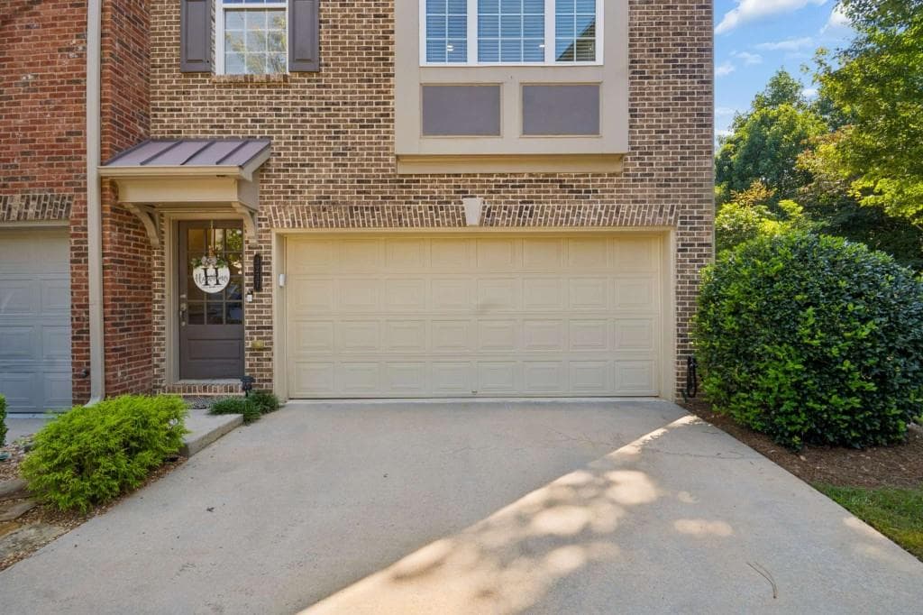 3 bedroom, 4 bathroom, 2,226 sq ft townhouse under contract at 3237 Greenwood Oak Drive, Peachtree Corners, GA 30092 — photo 3