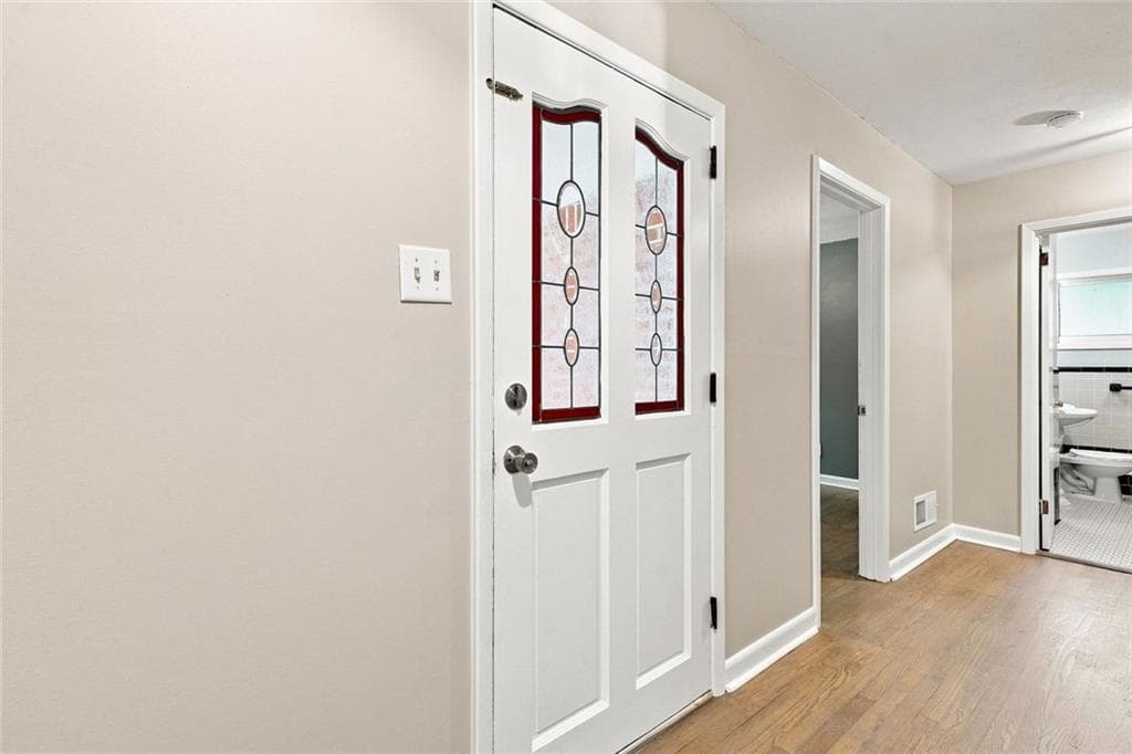 3 bedroom, 2 bathroom, 1,290 sq ft single family residence under contract at 128 Dickson Court, Marietta, GA 30066 — photo 6