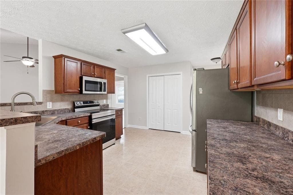 3 bedroom, 2 bathroom, 2,092 sq ft single family residence under contract at 131 Elk Drive, Temple, GA 30179 — photo 7