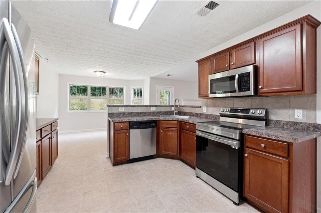 3 bedroom, 2 bathroom, 2,092 sq ft single family residence under contract at 131 Elk Drive, Temple, GA 30179 — photo 8