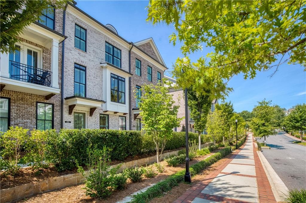 3 bedroom, 4 bathroom, 2,105 sq ft townhouse for sale at 260 Briscoe Way, Alpharetta, GA 30009 — photo 2
