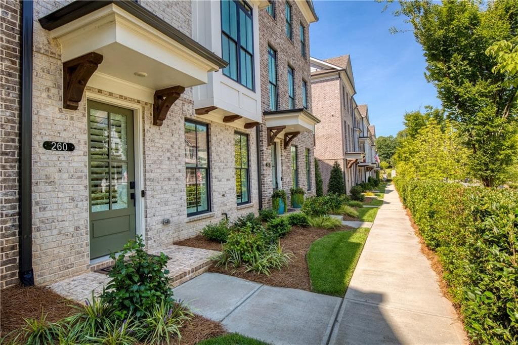 3 bedroom, 4 bathroom, 2,105 sq ft townhouse for sale at 260 Briscoe Way, Alpharetta, GA 30009 — photo 3