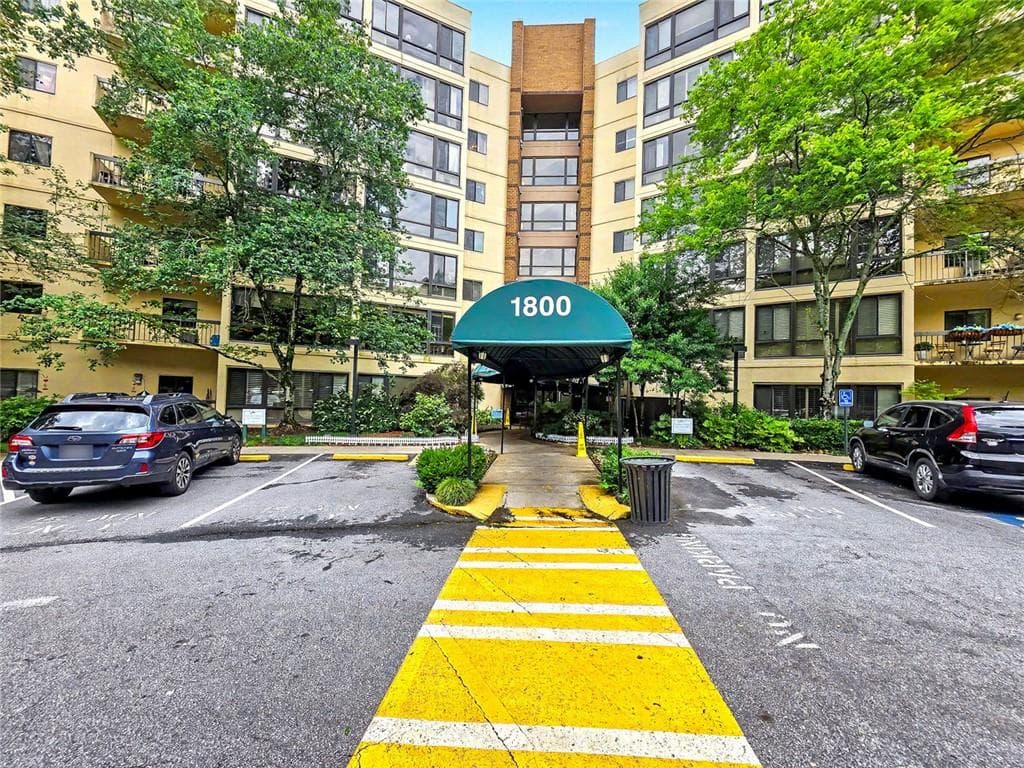 1 bedroom, 1 bathroom, 800 sq ft condominium for sale at 1800 Clairmont Lake 301, Decatur, GA 30033 — photo 2