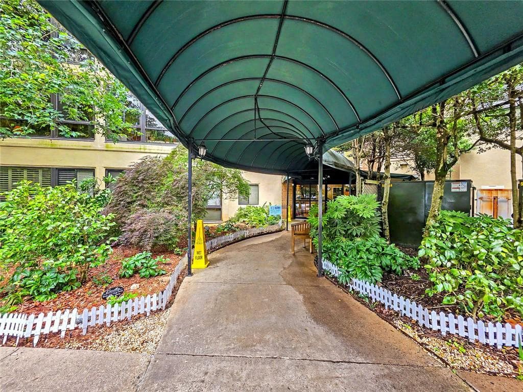 1 bedroom, 1 bathroom, 800 sq ft condominium for sale at 1800 Clairmont Lake 301, Decatur, GA 30033 — photo 3