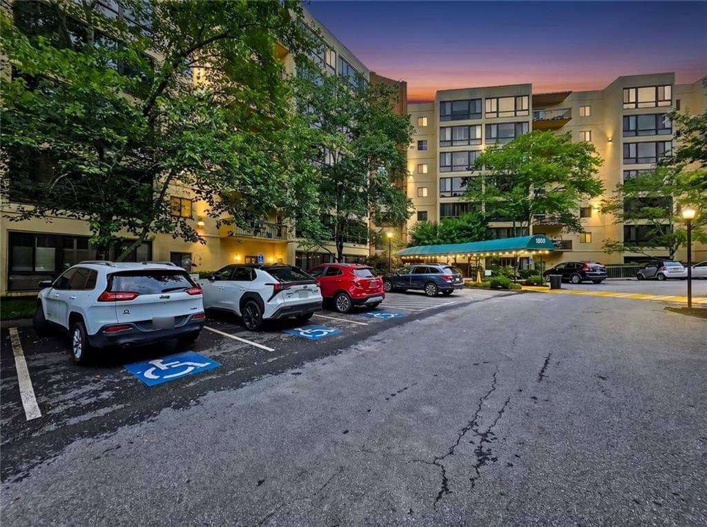 1 bedroom, 1 bathroom, 800 sq ft condominium for sale at 1800 Clairmont Lake 301, Decatur, GA 30033 — photo 4