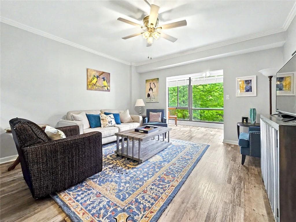 1 bedroom, 1 bathroom, 800 sq ft condominium for sale at 1800 Clairmont Lake 301, Decatur, GA 30033 — photo 9