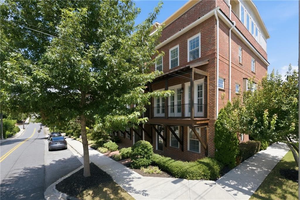 3 bedroom, 5 bathroom, 3,236 sq ft townhouse for sale at 170 Cole Street 3, Marietta, GA 30060 — photo 2