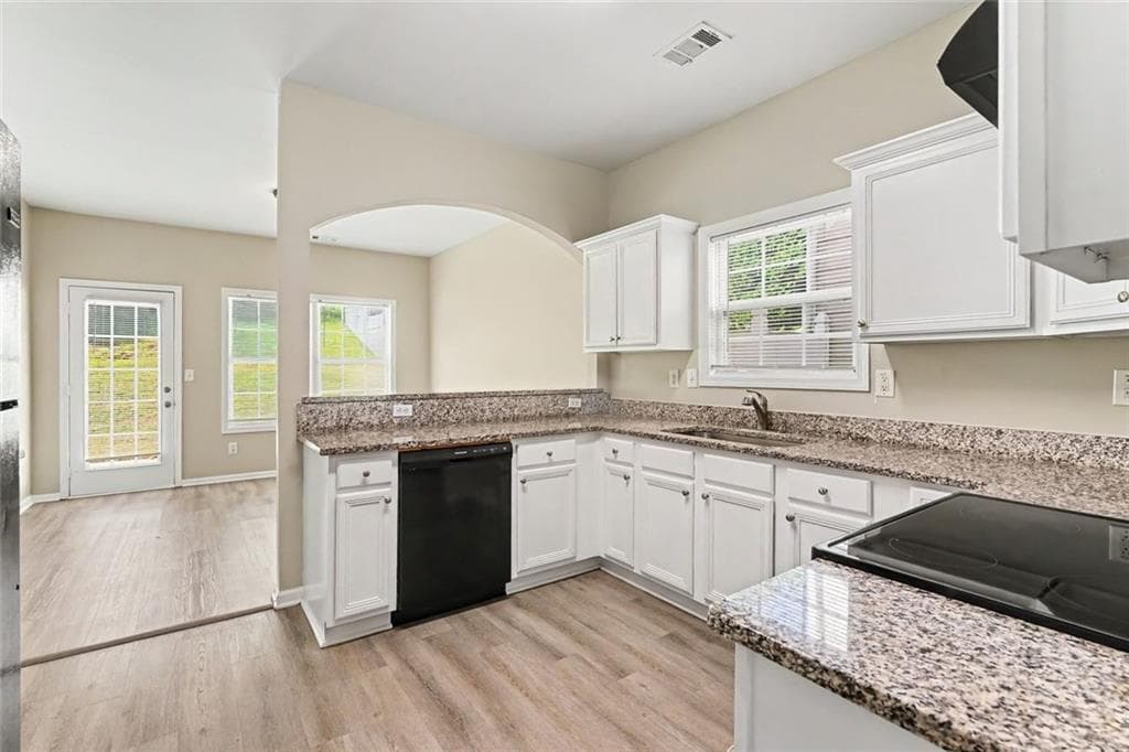 4 bedroom, 3 bathroom, 1,901 sq ft single family residence for sale at 6892 Grand Hickory Drive, Braselton, GA 30517 — photo 5
