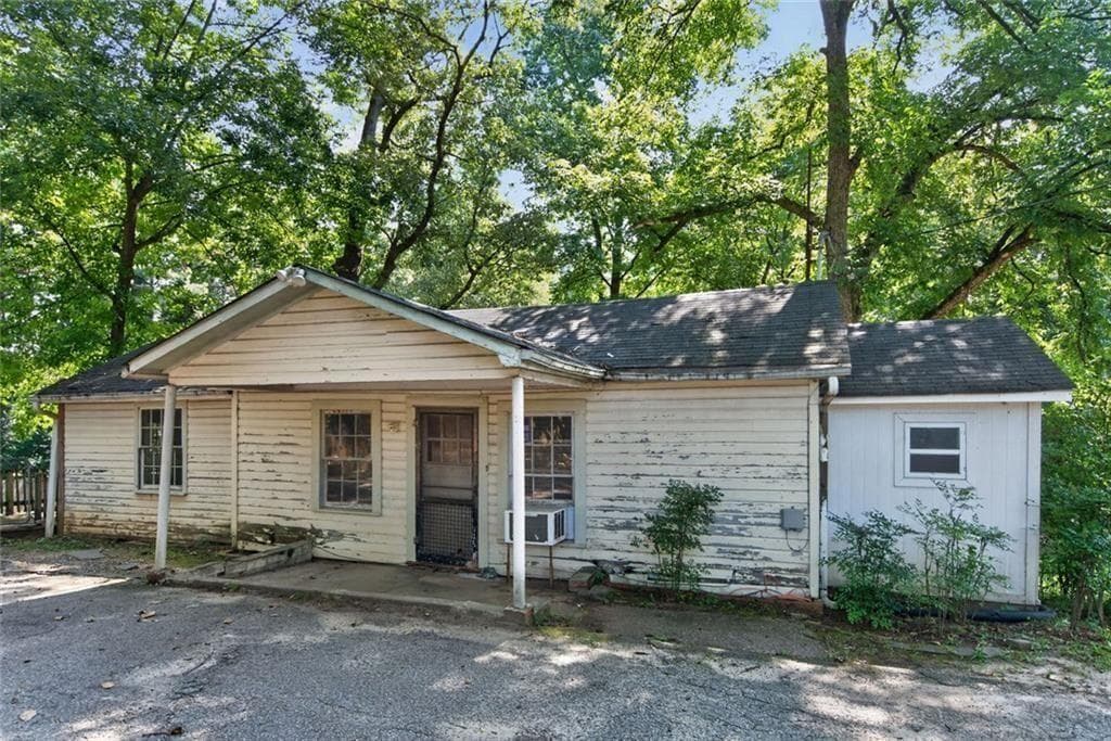 4 bedroom, 3 bathroom, 2,637 sq ft single family residence for sale at 1885 Connally Drive, Atlanta, GA 30344 — photo 6