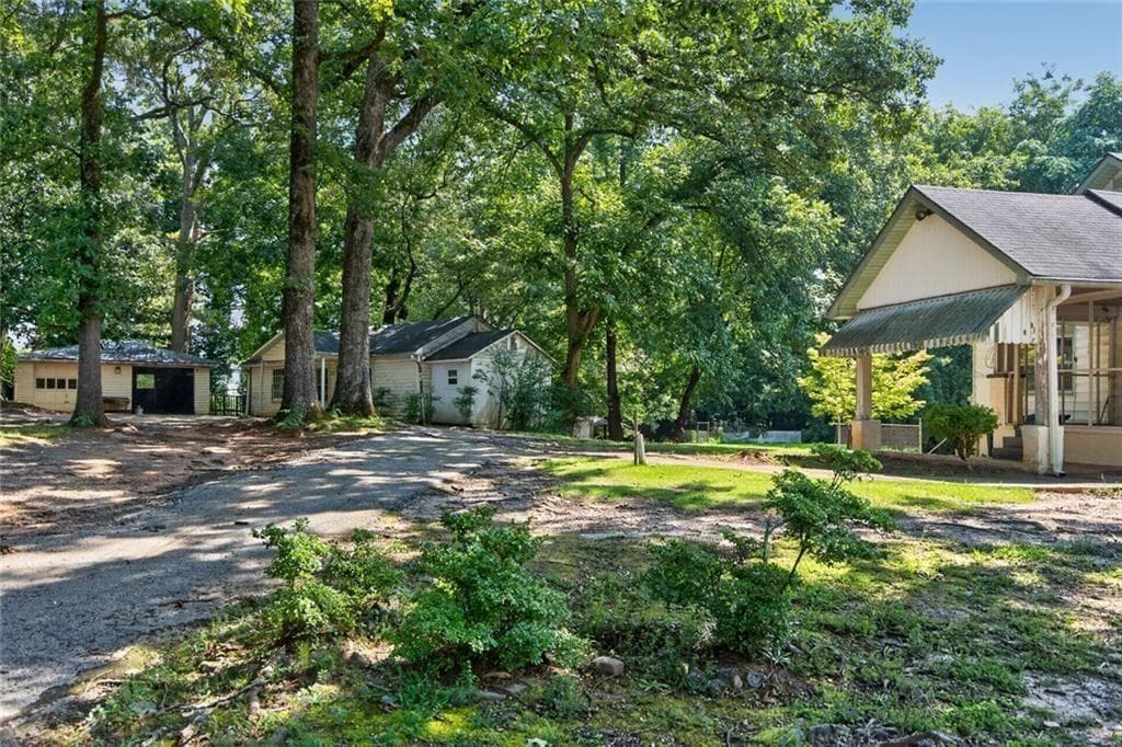 4 bedroom, 3 bathroom, 2,637 sq ft single family residence for sale at 1885 Connally Drive, Atlanta, GA 30344 — photo 9