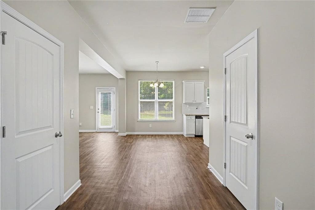4 bedroom, 3 bathroom, 2,261 sq ft single family residence for sale at 1146 E Shoreview Drive, Mcdonough, GA 30253 — photo 3