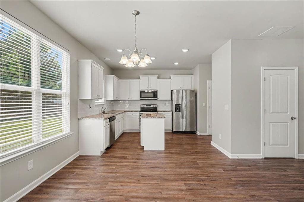 4 bedroom, 3 bathroom, 2,261 sq ft single family residence for sale at 1146 E Shoreview Drive, Mcdonough, GA 30253 — photo 10