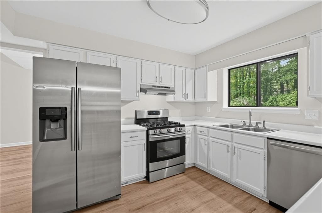 3 bedroom, 3 bathroom, 1,978 sq ft single family residence under contract at 5369 Kelleys Creek Drive, Stone Mountain, GA 30088 — photo 10