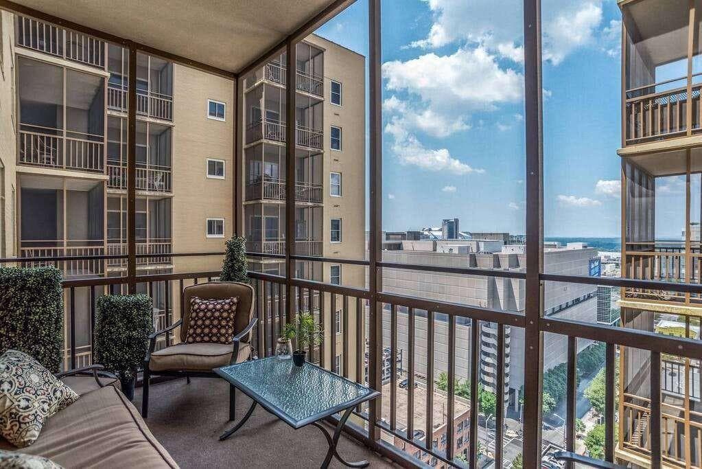 2 bedroom, 2 bathroom, 826 sq ft condominium for sale at 300 W Peachtree Street, Atlanta, GA 30308 — photo 9