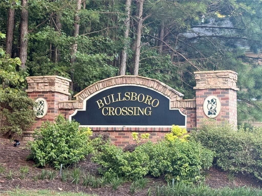 5 bedroom, 3 bathroom, 3,228 sq ft single family residence under contract at 28 Seville Court, Newnan, GA 30263 — photo 3