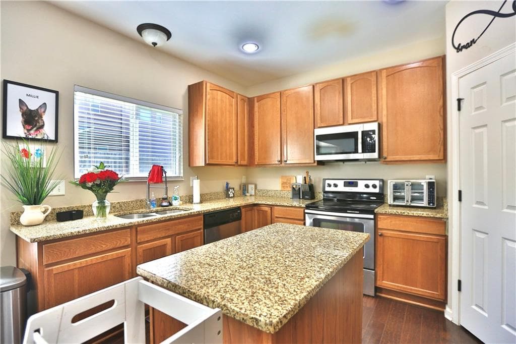 3 bedroom, 3 bathroom, 2,380 sq ft single family residence for sale at 1320 Avalon Creek Road, Buford, GA 30518 — photo 4