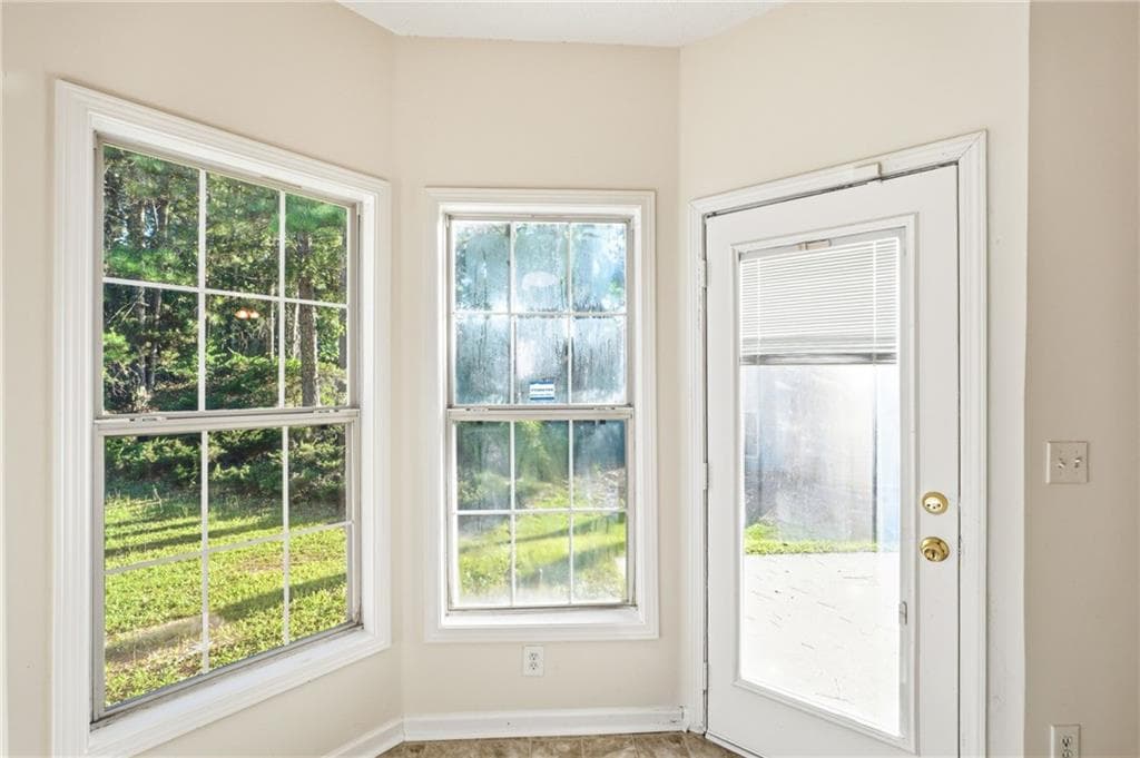 4 bedroom, 3 bathroom, 2,060 sq ft single family residence under contract at 2470 Miller Oaks Circle, Decatur, GA 30035 — photo 4