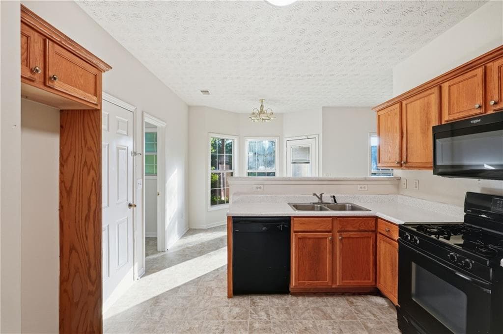 4 bedroom, 3 bathroom, 2,060 sq ft single family residence under contract at 2470 Miller Oaks Circle, Decatur, GA 30035 — photo 9