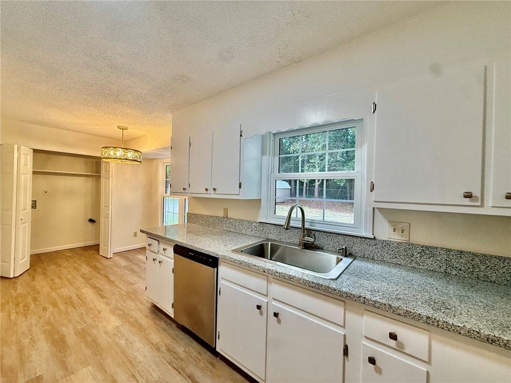 4 bedroom, 3 bathroom, 2,279 sq ft single family residence for sale at 3349 Veracruz Way, Decatur, GA 30034 — photo 8