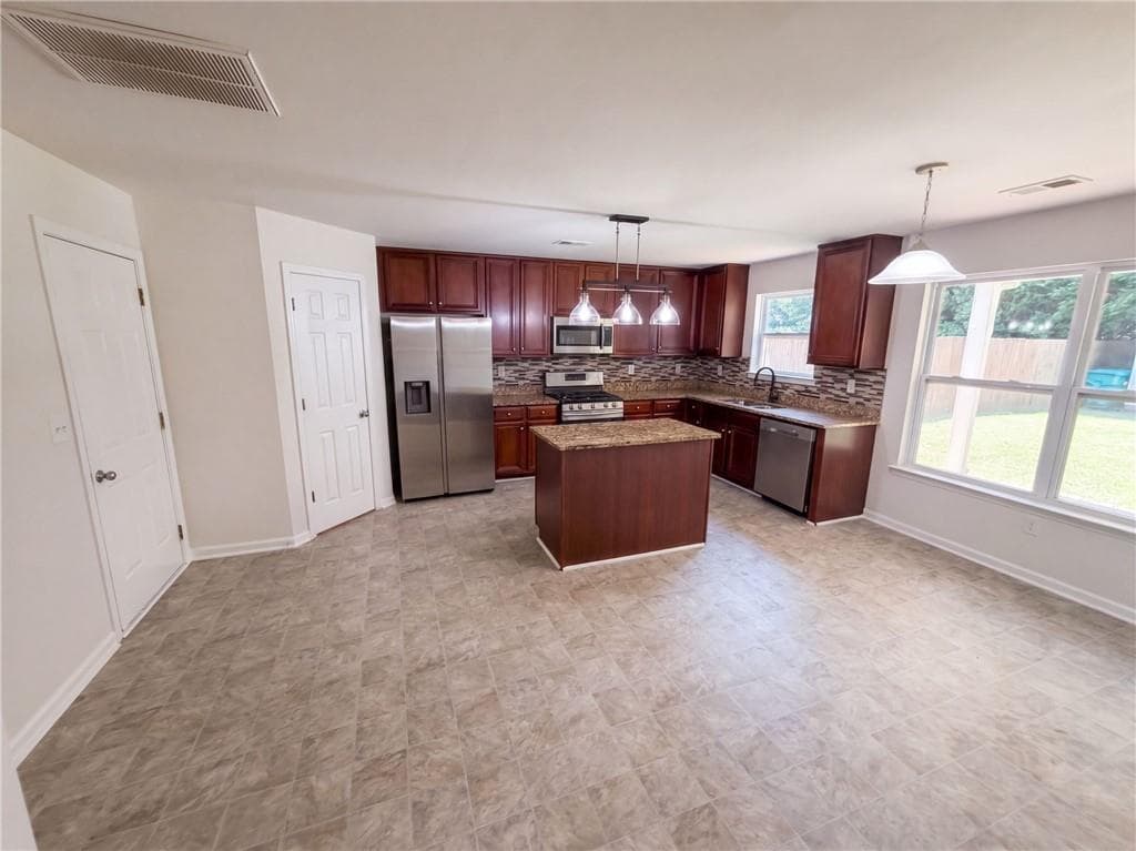 5 bedroom, 3 bathroom, 2,852 sq ft single family residence for sale at 538 Walnut Way, Palmetto, GA 30268 — photo 2