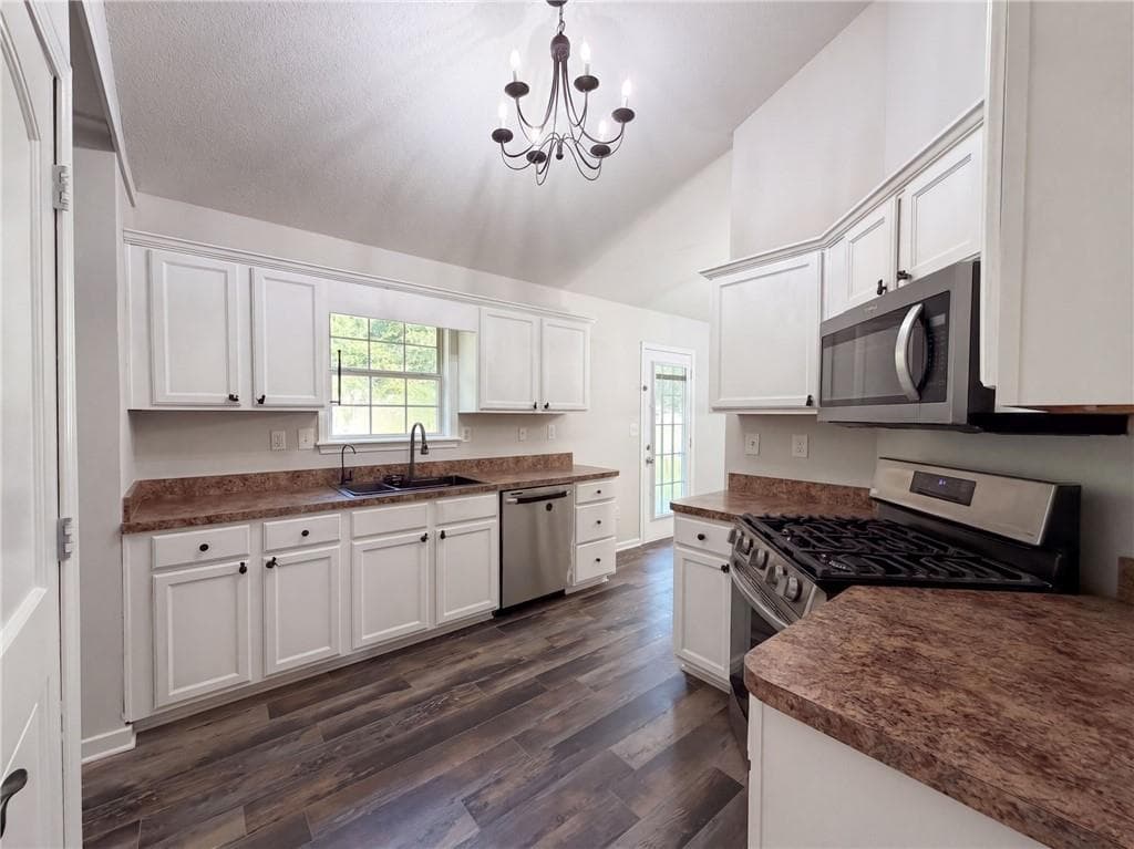 3 bedroom, 2 bathroom, 1,832 sq ft single family residence under contract at 233 Temple Terrace, Temple, GA 30179 — photo 2